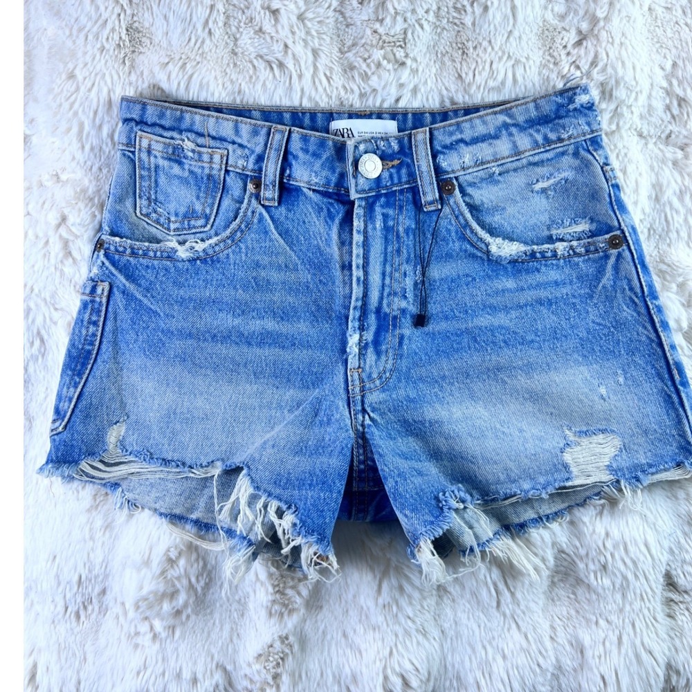 Zara Women Light Wash Distressed High Waisted Denim Shorts Raw Hem Size 2. A18